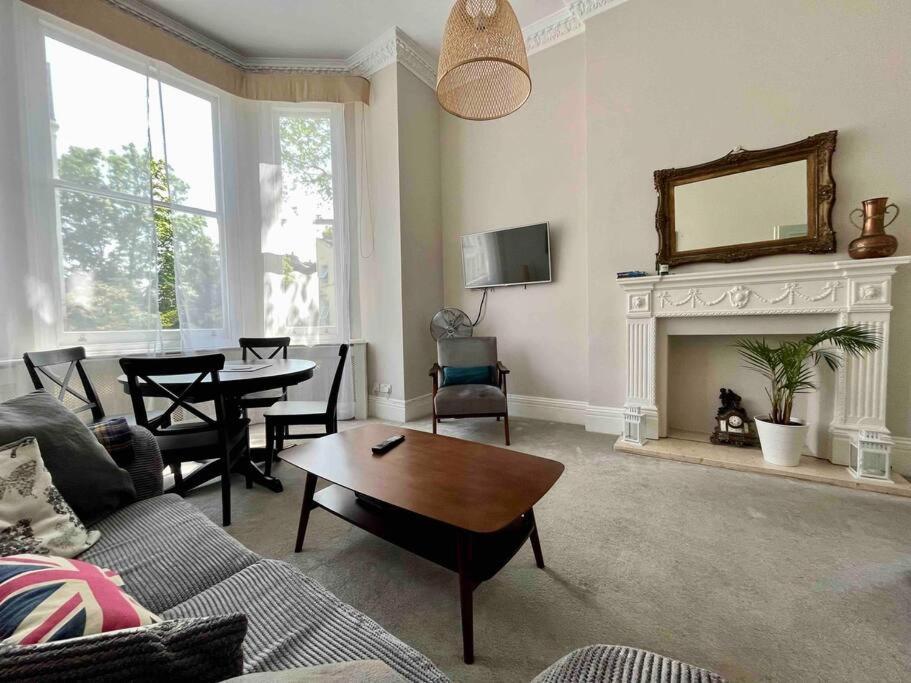 Wonderful Apartment In Earl'S Court Londra Esterno foto